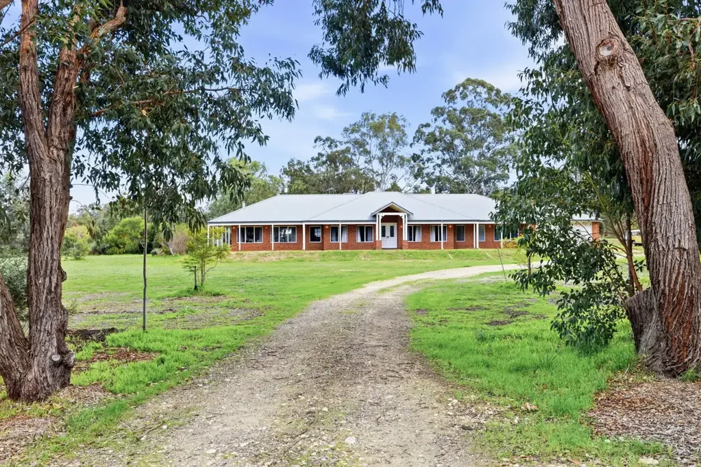 North Dandalup 4房  Why: Offering an impressive opportunity to live the rural dream, this sweeping family retreat provides an exceptional haven for lifestyle living