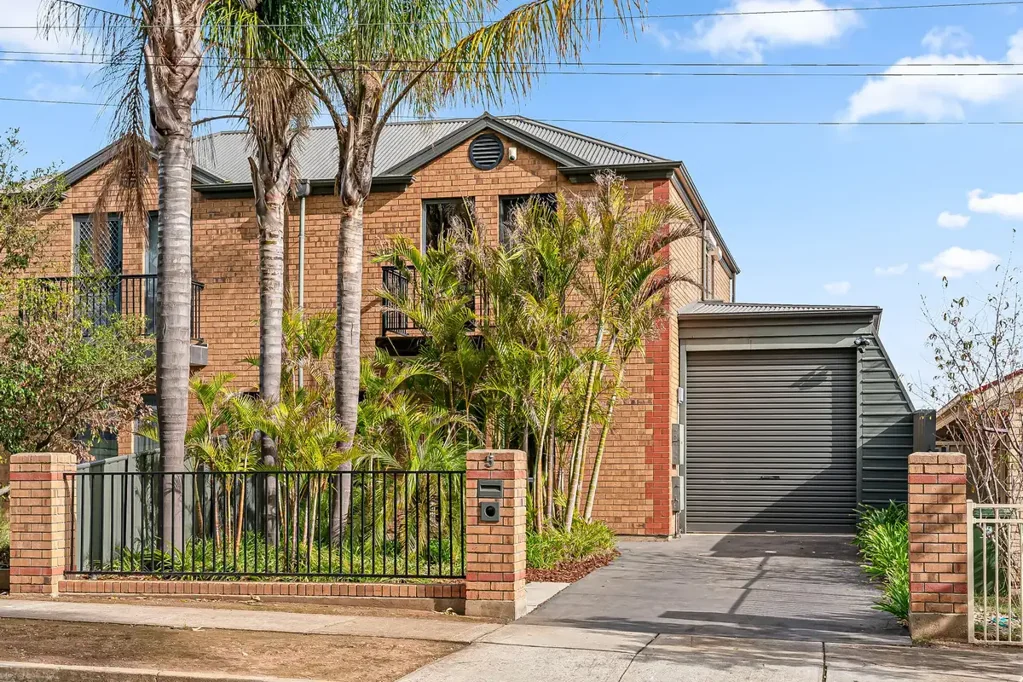Northfield 3房  Hi, I'm the One… offering a large shed/workshop & a sprawling deck to Entertain Family & Friends!
