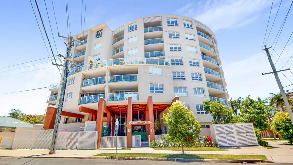 Modern Beachside Apartment with Pool, Gym & Secure Parking - Just 120 Meters to the Beach!