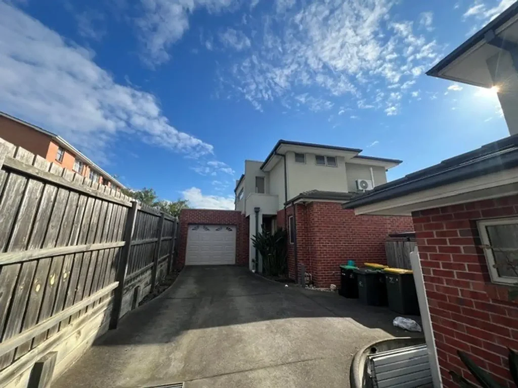 Spacious & Stylish 3-Bedroom Townhouse in Prime Location