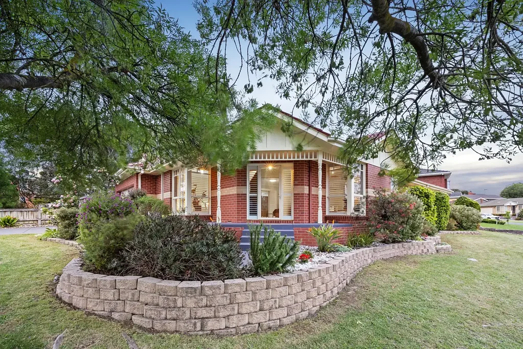 Knoxfield 4ਬੈੱਡਰੂਮ The Brief: Modern Family Comfort in Coveted Lakewood Estate