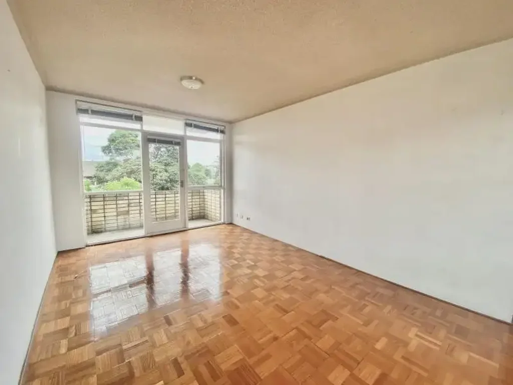BRIGHT ONE-BEDROOM APPARTMENT