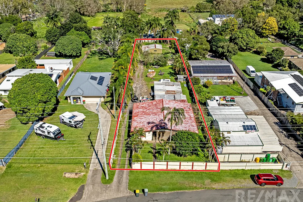 Capalaba 4房 绝佳位置 2023平方米大地块 适合自住投资 老式四卧房 车棚 2个棚屋 开放式厨房 洗碗机 公交购物便利 坚固贝瑟砖房 两大棚屋 业主急售 无限改造机会 个性打造画布。 RENOVATORS DELIGHT ON 2023sqm