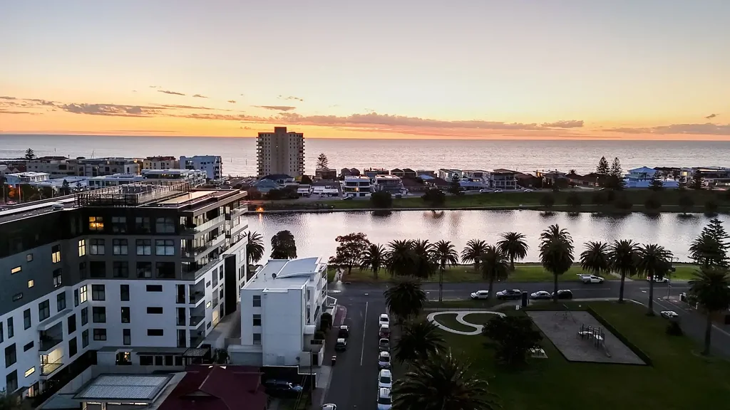 Glenelg North 3બેડરૂમ Boutique Coastal Luxury with Space, Flexibility & Lifestyle