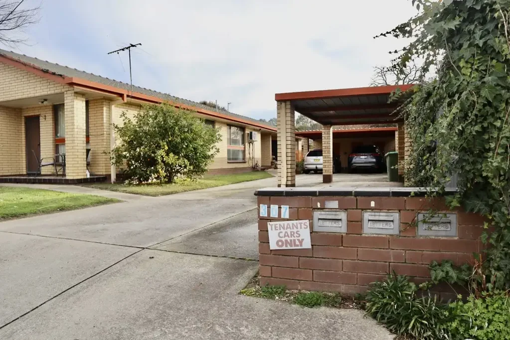 Great Location 2 Bedroom unit with Carport and Storage