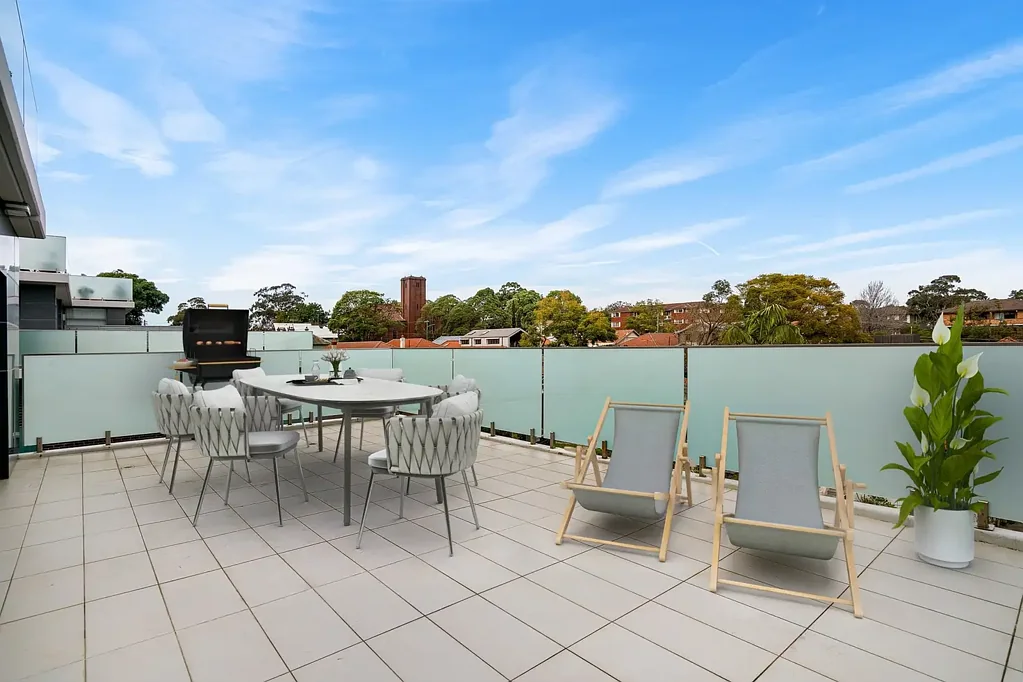 OVERSIZED Entertaining Area | 54 Formosa