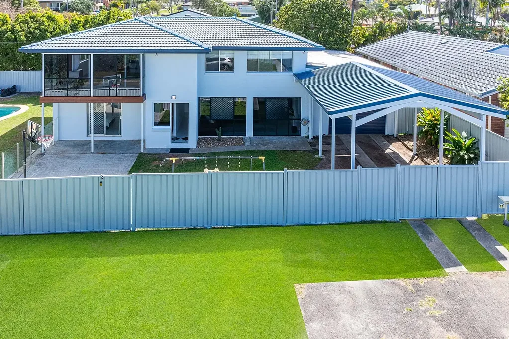 Redland Bay 4બેડરૂમ 200 METRES TO WATER - RENOVATED -
POOL- SIDE ACCESS - HIGH ROOF SHED & CARPORT