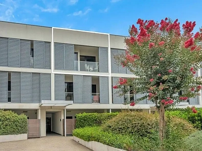 Dandenong 1房 明亮宽敞起居 现代厨房电器 宽敞卧室内置柜 全年舒适冷暖 私人阳台视野 社区花园烧烤 Modern Apartment Living in the Heart of Dandenong