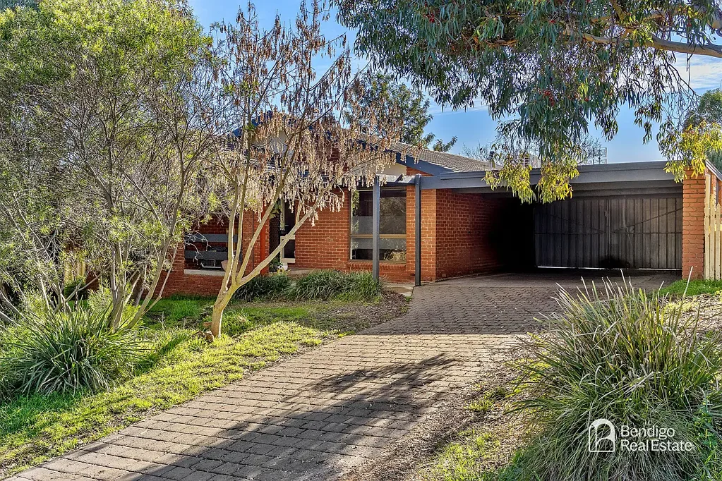 SPACIOUS FAMILY HOME WITH RUMPUS ROOM IN STRATHDALE