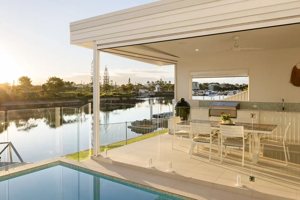 Pelican Waters 4房  ​Elegant Entertainer: Waterfront with Pontoon & Ocean Access