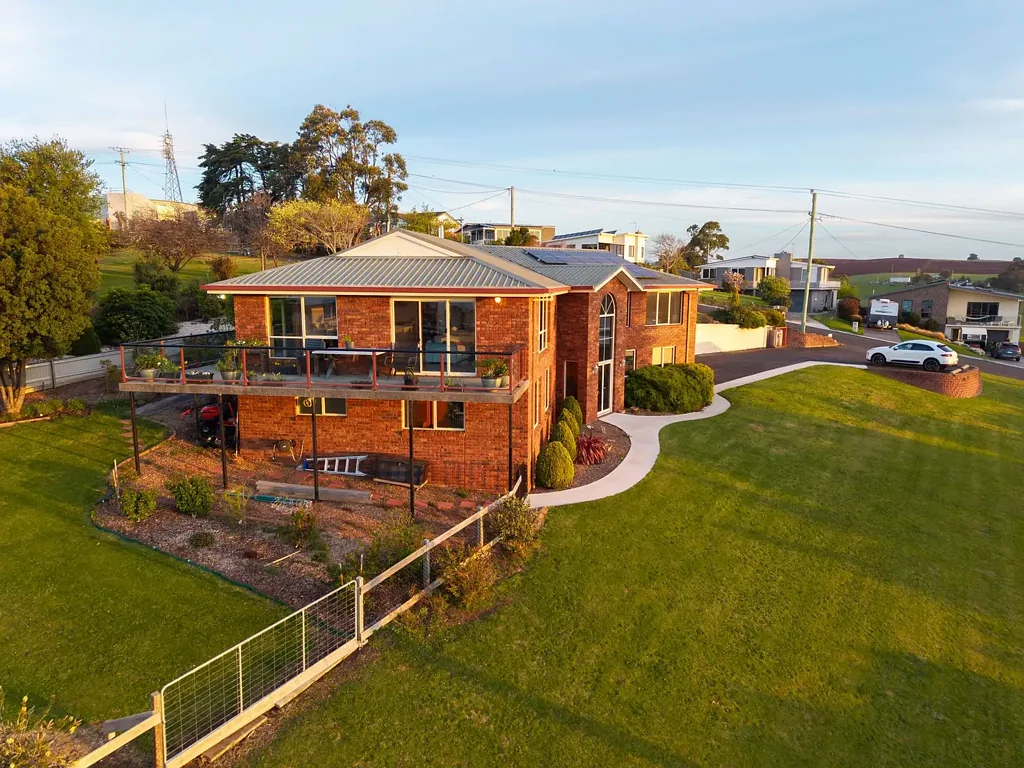 Ulverstone 4Kwarto Elevated Living With a View to Remember