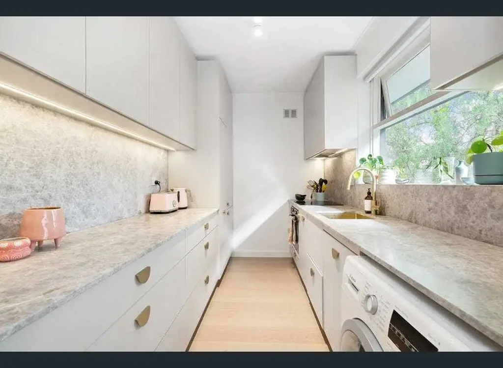 Beautifully Renovated Windsor Apartment in an Unbeatable Lifestyle Location