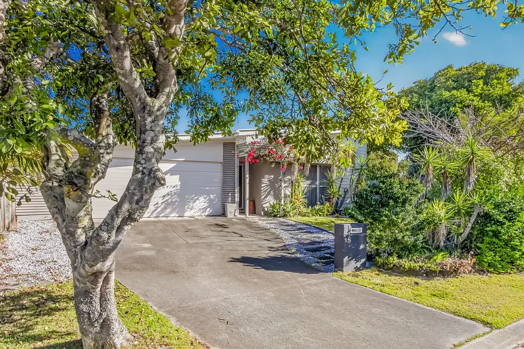 Casuarina 3Kwarto Beachside Home on Generous 627m² Corner Block