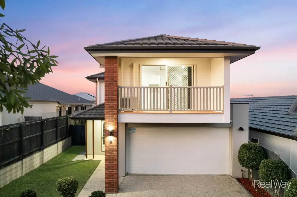 Spring Mountain 4ਬੈੱਡਰੂਮ Stylish & Versatile Family Living in Prime Spring Mountain Location