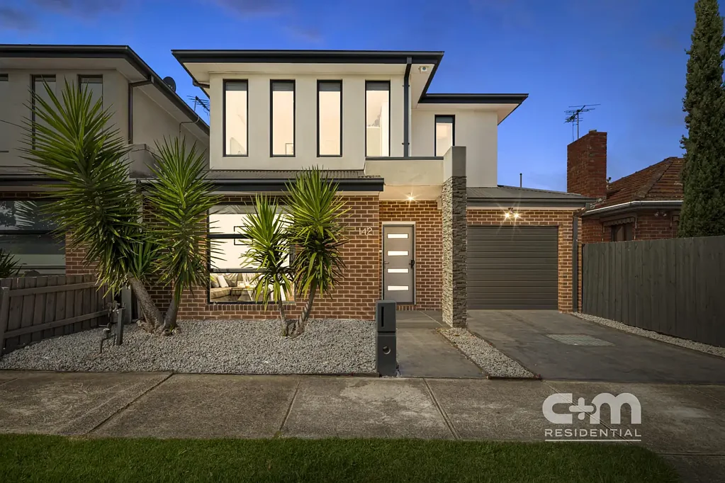 Contemporary Street-Facing 2-Bed, 1-Bath Townhouse