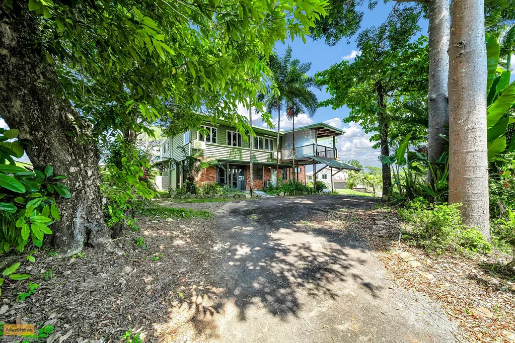 East Innisfail 4ਬੈੱਡਰੂਮ Appealing family home on the high side of the street