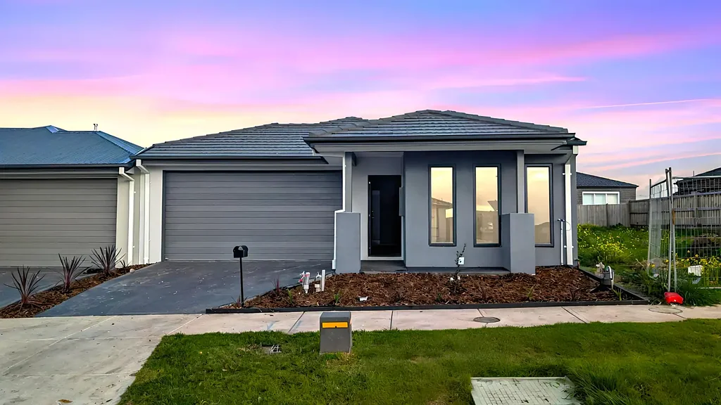 Contemporary Comfort and Convenience in a Beautifully Appointed Home!