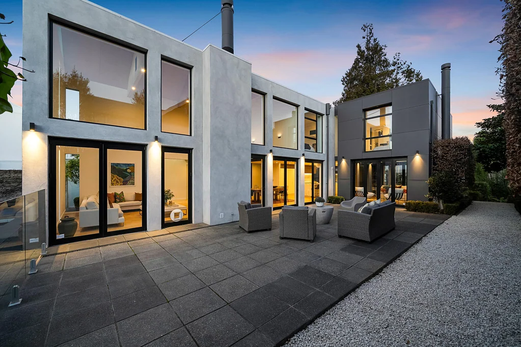 Fendalton 4غرفة نوم Streamside Sophistication in Prestigious Location