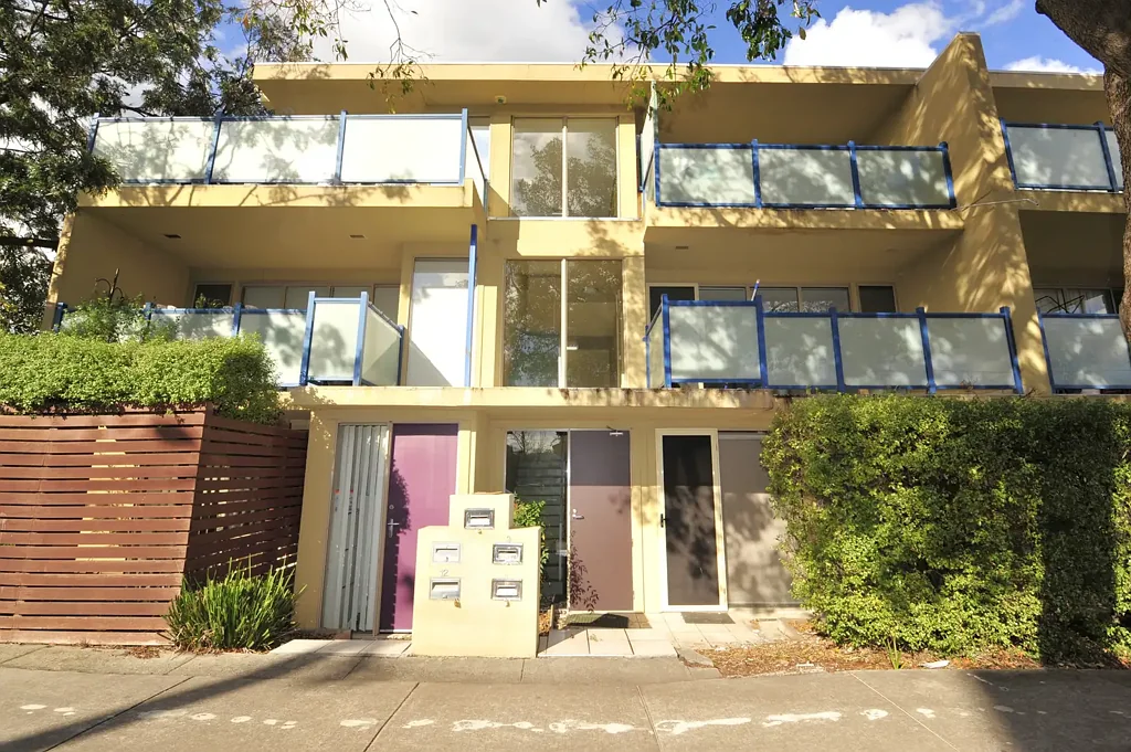 Two levels - 2 or 3 Bedrooms !!