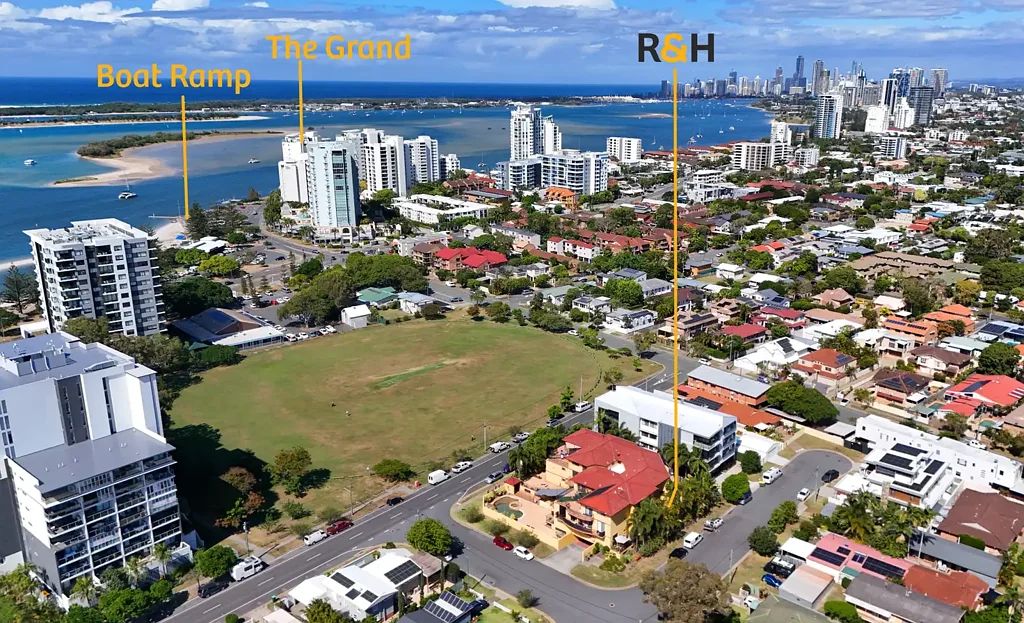 Labrador 1房  Quiet Ground Floor Unit with Large Balcony and Secure Garage