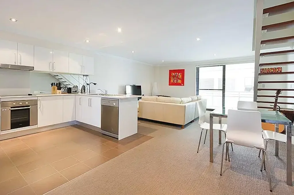 Spacious Split Level Apartment, 1 minute to Woolloomooloo Wharf