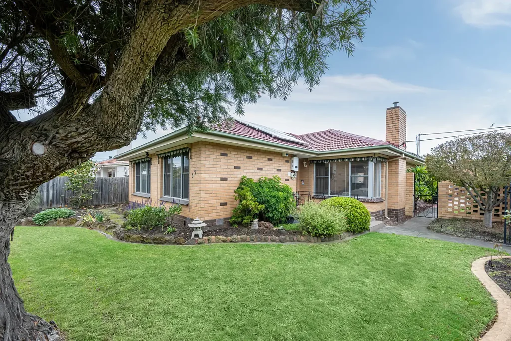 Cheltenham 3ห้องนอน Traditional Family Beauty With Future Scope On Prized Corner