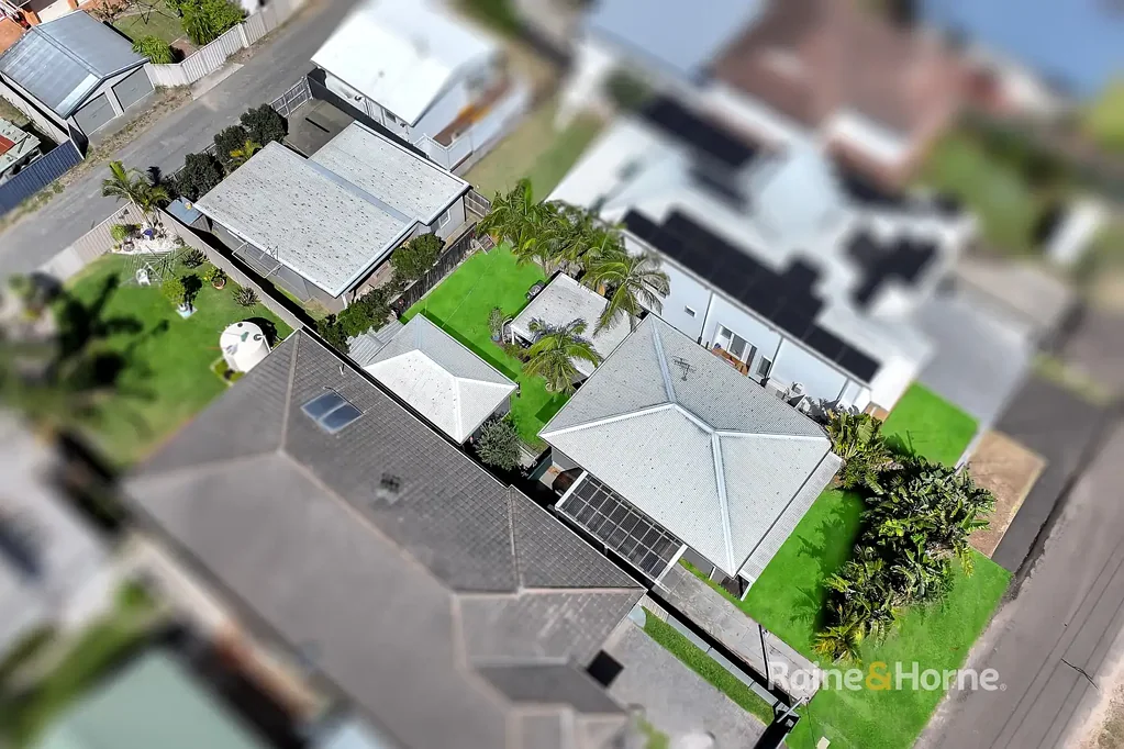 Ettalong Beach 5房  Character home, separate granny flat and strong dual-income potential