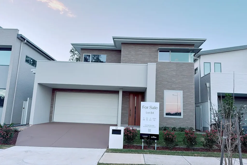 Gledswood Hills 5कमरा A dream home with a modern minimalist style, featuring an unbeatable direct view of the golf course from the backyard and upstairs balcony.