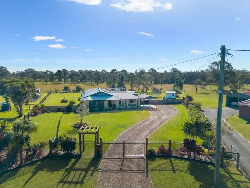 Burpengary East 4침실 ACREAGE PARADISE WITH ADDITIONAL DWELLING POTENTIAL IN HIGHLY SOUGHT BURPENGARY EAST!
