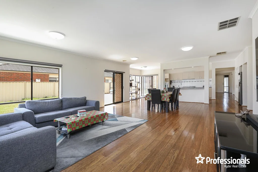 10 Carlyon Close, Melton West, VIC 3337