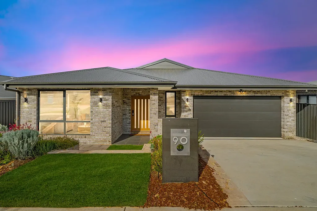 Taylor 4Moenga Luxury living in Taylor!
