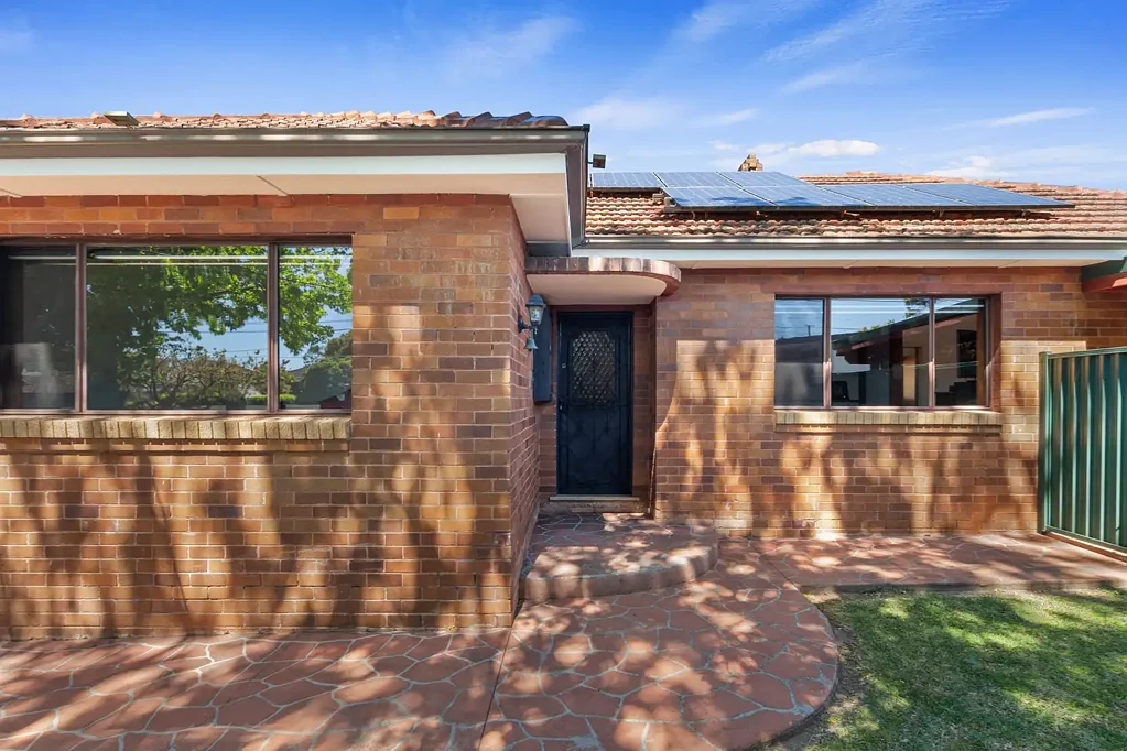 Jannali 4房 Jannali中心双砖住宅 宽敞四卧 步行便利 潜力可加层 视野开阔 Solid Double Brick Family Home | Great location