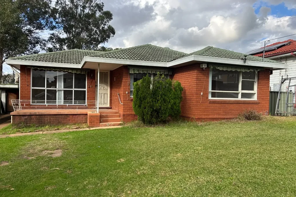 FRESHLY PAINTED THREE BEDROOM HOUSE
