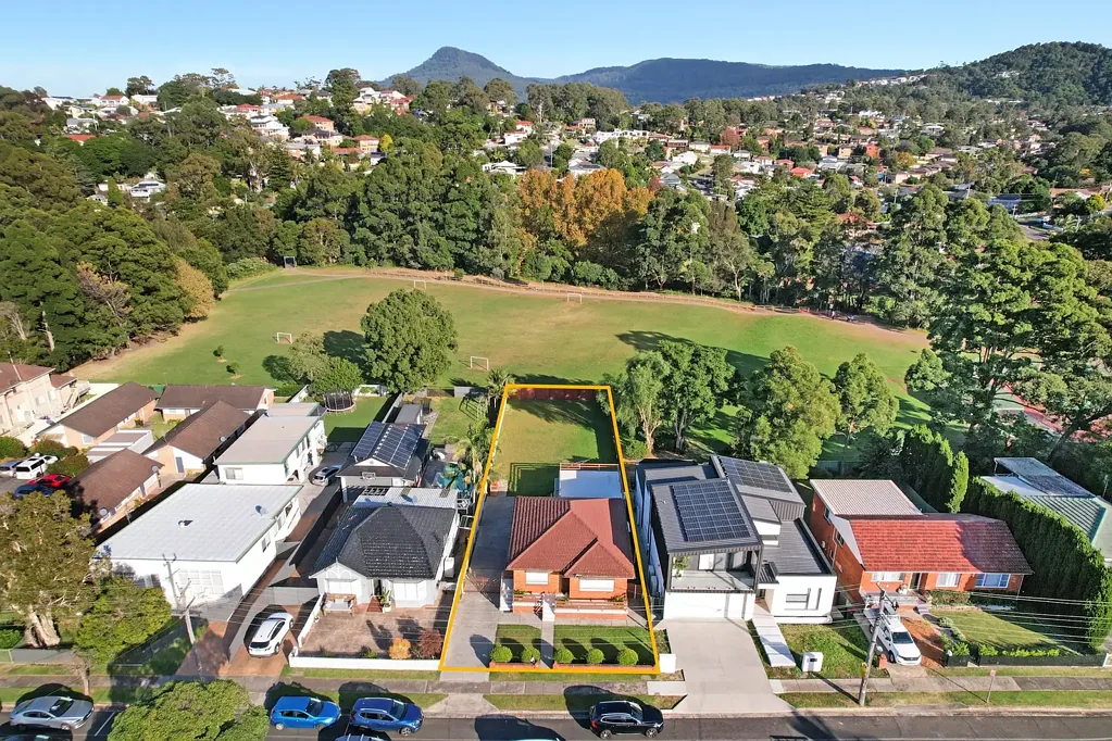 West Wollongong 3房 巨大地块923sqm 公园接壤 私密宁静 三卧宽敞 潜力无限 紧邻学校商圈 A Home on 923 sqm Filled With Memories� Ready for Its Next Chapter