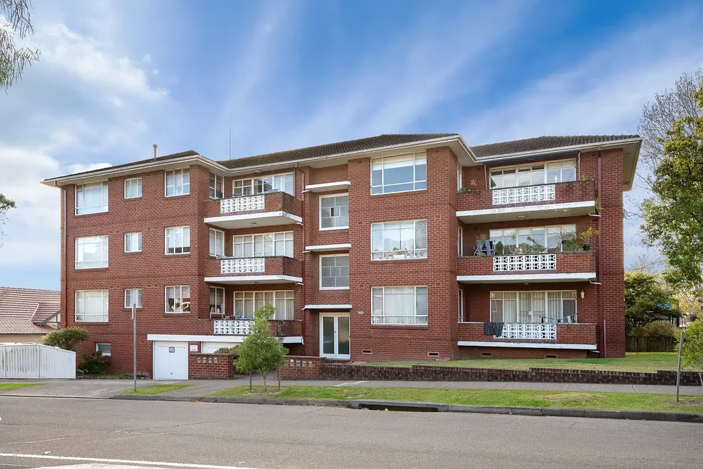 3 Bedroom Unit Set In A Very Convenient Location