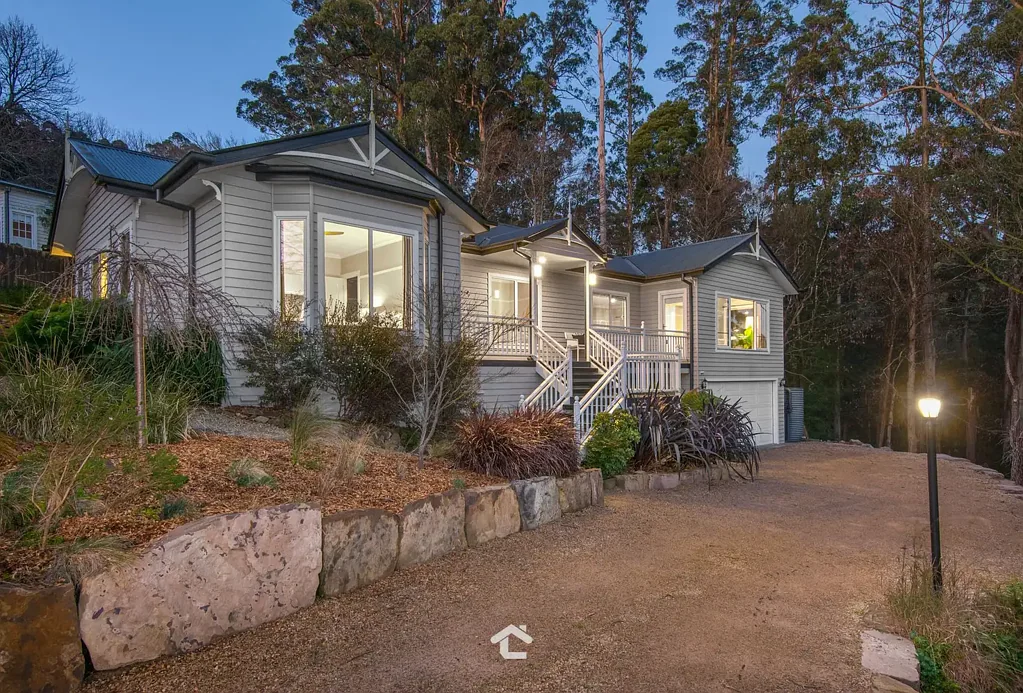Ferny Creek 4Zimmer Quietly Spectacular, Cleverly Versatile on 1 ¼ Acres