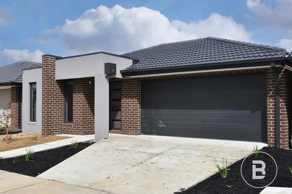 FOUR BEDROOM HOME IN EVER POPULAR LUCAS!