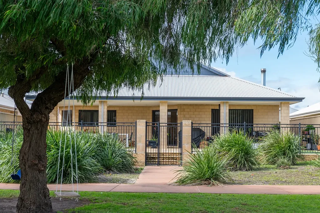 Dalyellup 4ਬੈੱਡਰੂਮ Family Sized Living with Park Views and a Massive Triple Garage