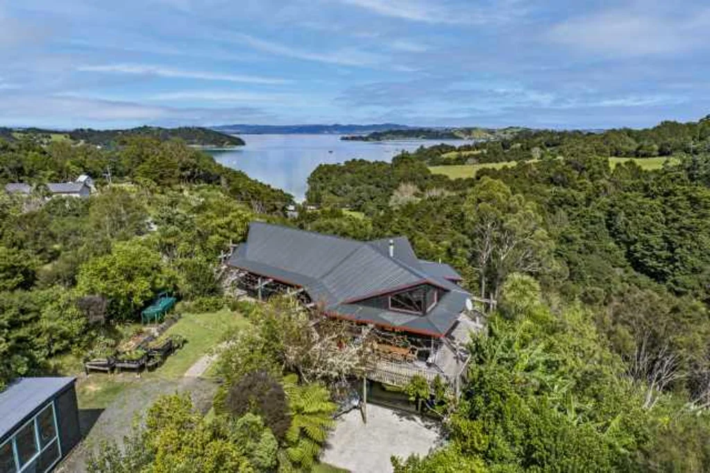 Parua Bay 4ਬੈੱਡਰੂਮ Sea & forest views, privacy, unique home