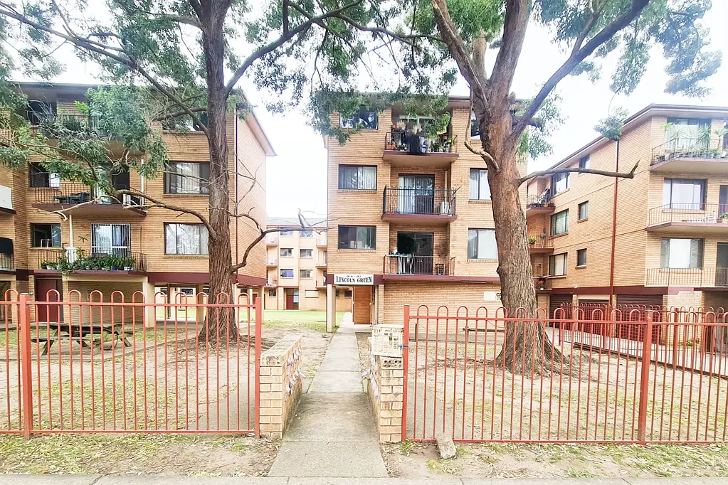 GOOD CONDITION UNIT ON 2ND FLOOR