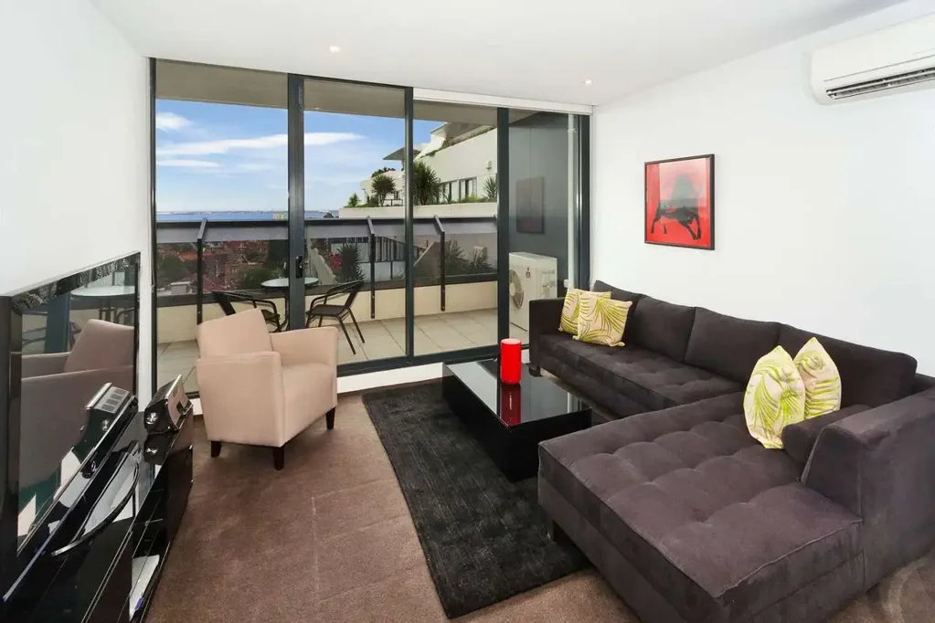 MODERN TWO BEDROOM APARTMENT WITH A STUNNING VIEW!