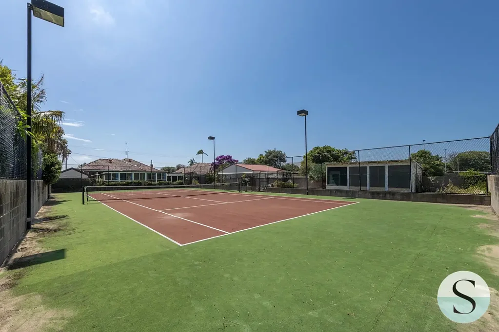 Marks Point 3 Slaapkamer Live Your Own Personal Resort - Tennis Court, Swimming Pool, Backing Onto Oval, Single Level Solid Home  or Use the DA Approval for 6 Townhouses