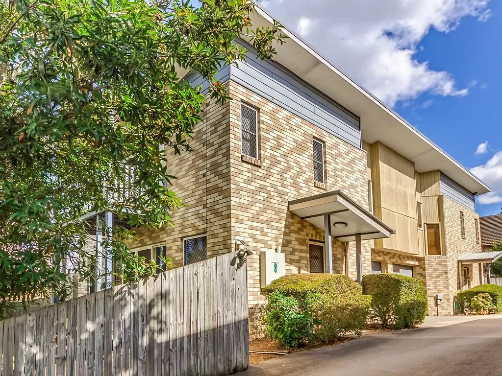 Petrie 3બેડરૂમ Stylish Townhouse in the Heart of Petrie