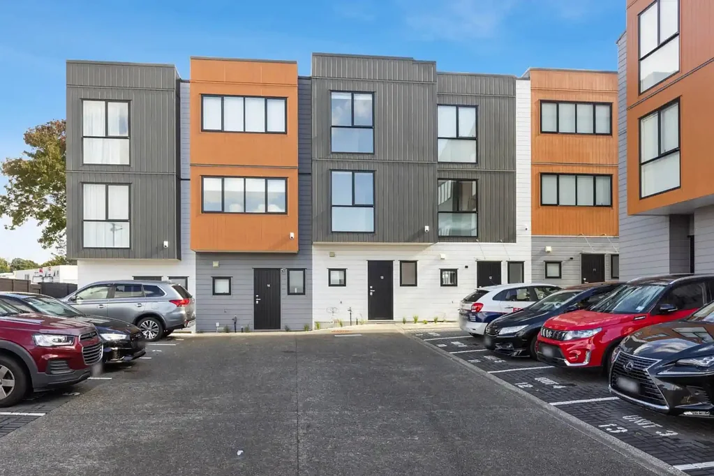 4 Bedrooms Brand New Townhouse
