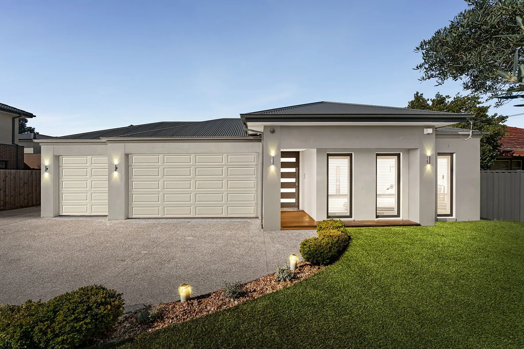 Clarinda 4Moenga Expansive Family Living, Poolside Entertaining and Outstanding Development Potential