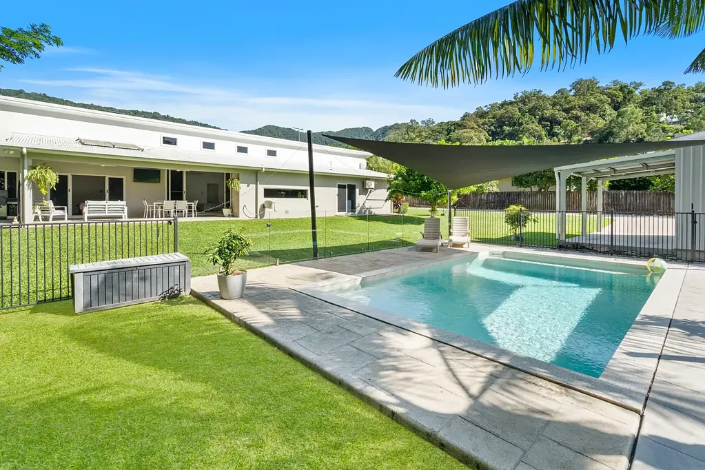 Smithfield 4房  1376M2 - SHED - POOL - LUXURY LIVING!