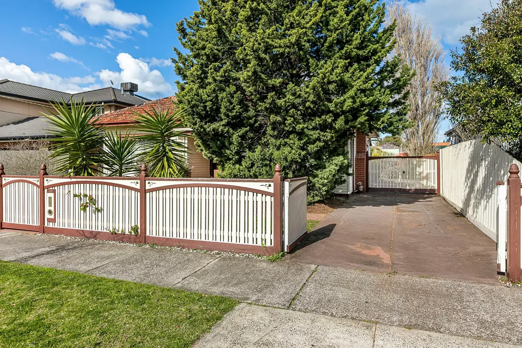 18 Seaview Crescent, Seaholme, VIC 3018