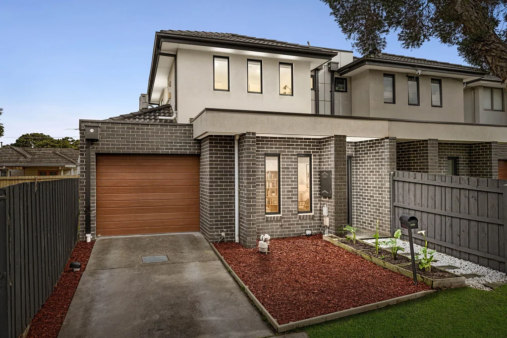 Clayton South 4房 现代家庭生活，灵活的底层住宿 Contemporary Family Living with Versatile Ground-Floor Accommodation