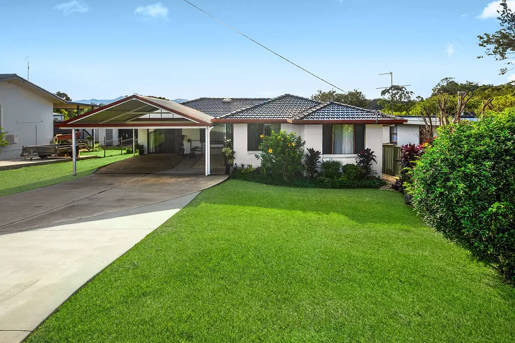 Sawtell 5Moenga Versatile Family Home with Mountain Views, Walk To the Golf Course!