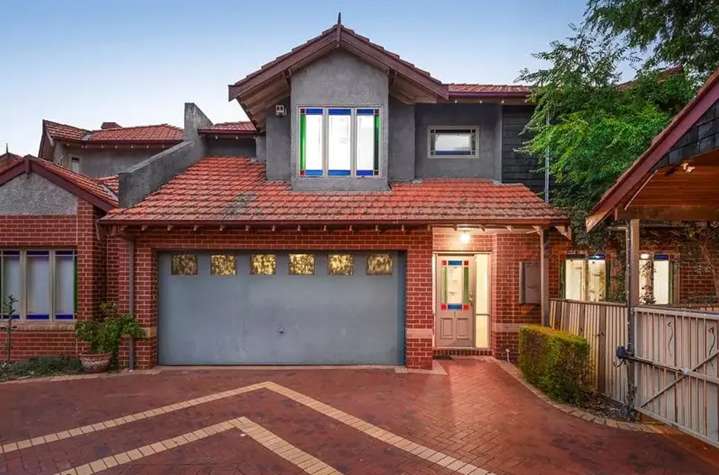 ELEGANT RESIDENCE IN SUPERB LOCATION